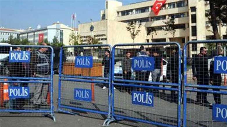 Polîsan endam û parlementerên HDP ji şaredariyê derkirin